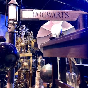 Das Schild gibt die Richtung: auf nach Hogwarts