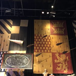 Die Banner der Häuser Slytherin und Gryffindor