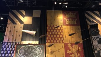 Die Banner der Häuser Slytherin und Gryffindor