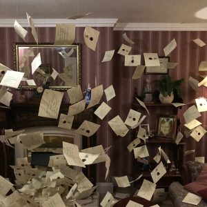 Die fliegenden Hogwarts-Einladungen im Wohnzimmer der Dursleys
