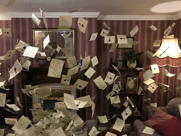 Die fliegenden Hogwarts-Einladungen im Wohnzimmer der Dursleys