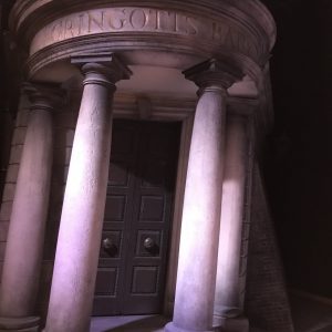 Die Gringotts Bank mit den schiefen Säulen
