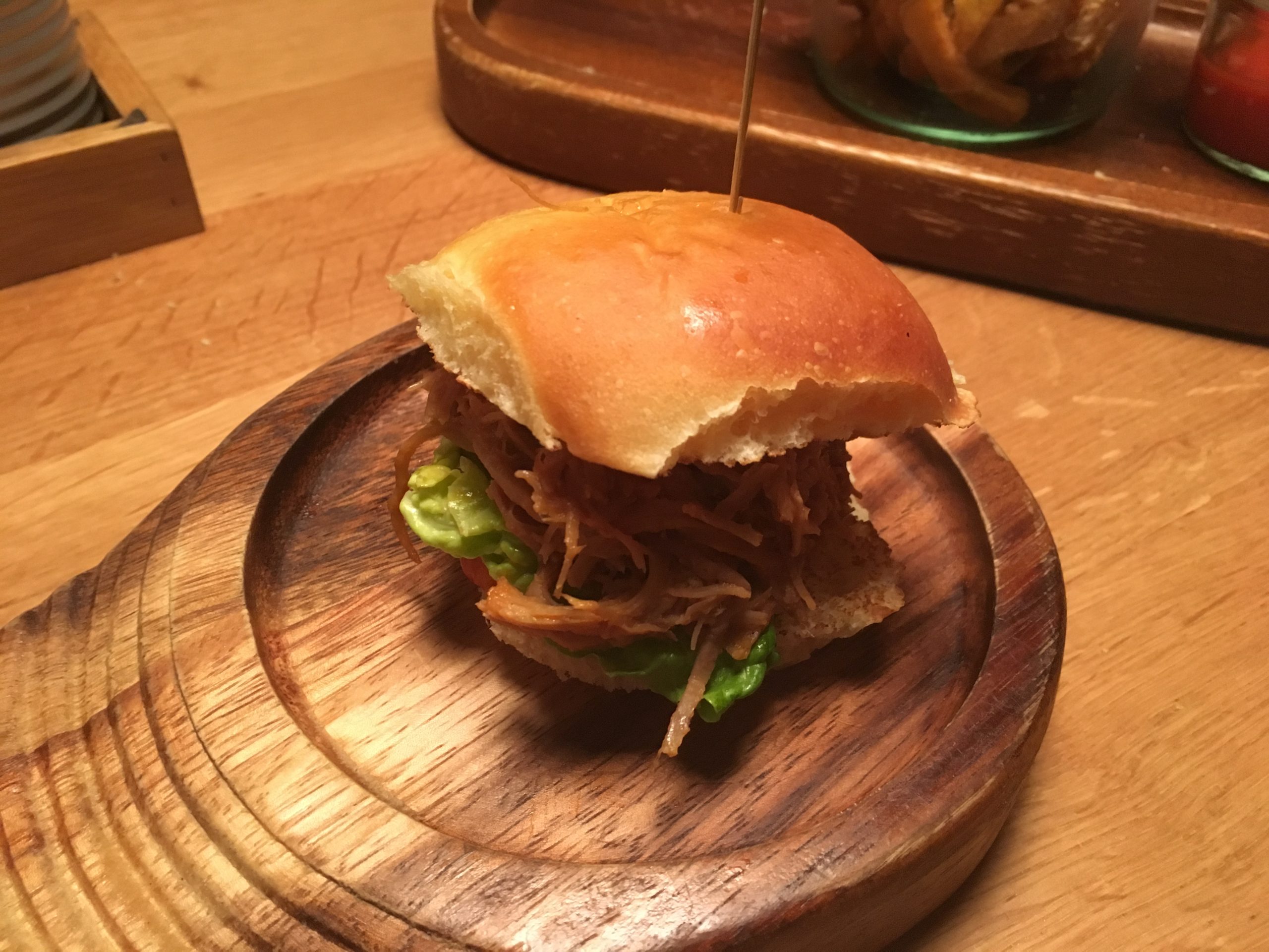 Der Burger-Nachschub wird auf kleinen Einzeltellern serviert