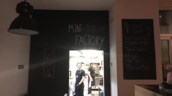 In der Mini-Burger Factory werden die leckeren Burger von lustigen Köchen zubereitet