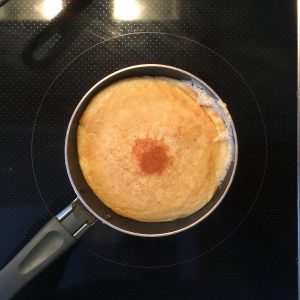 Goldbraun müssen die Pancakes auf beiden Seiten sein