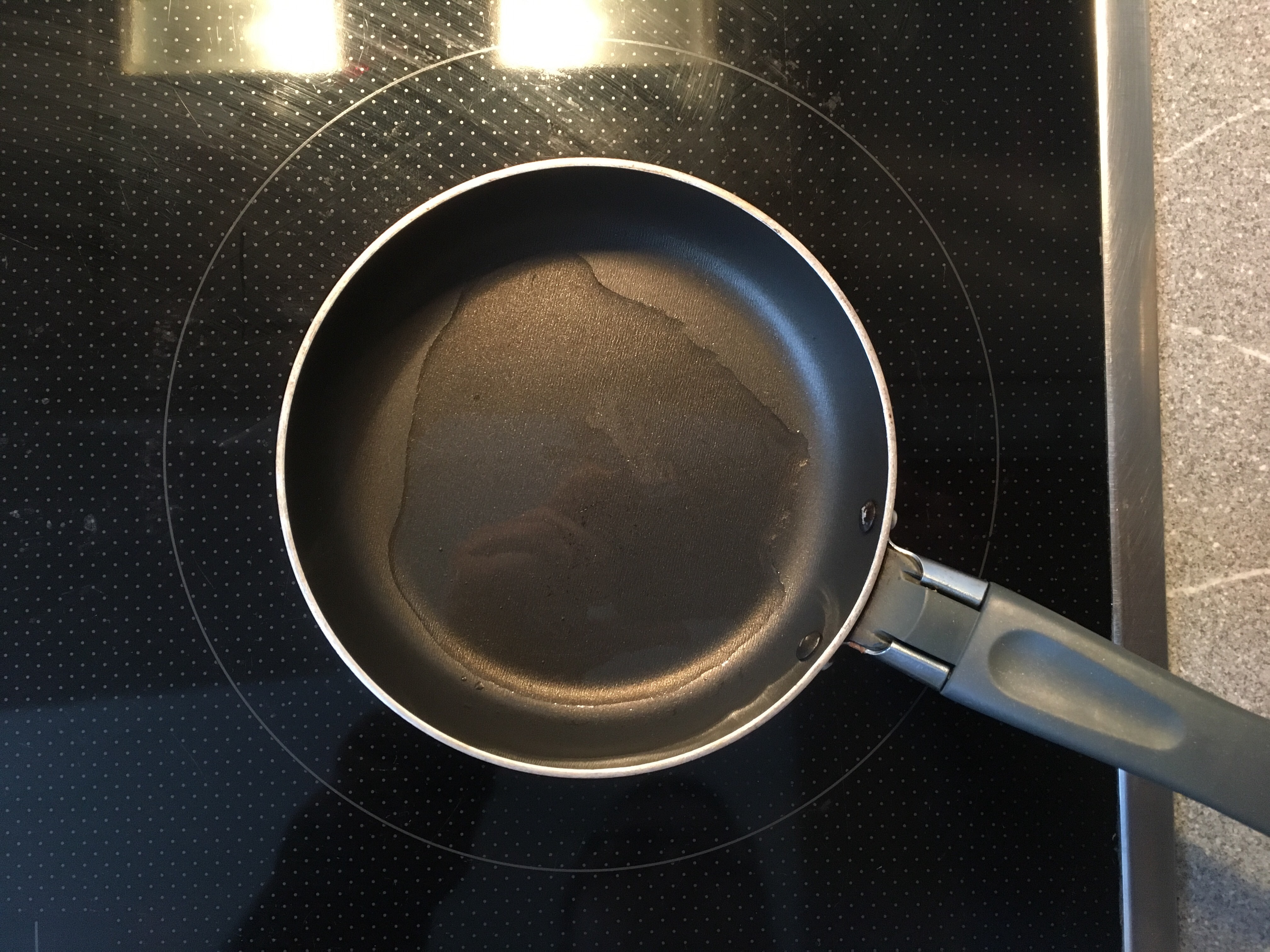 Die Pfannen mit Öl vorheizen