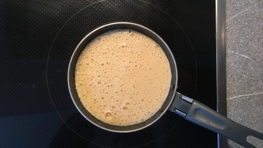 Den Pancake-Teig vorsichtig in die Pfanne geben