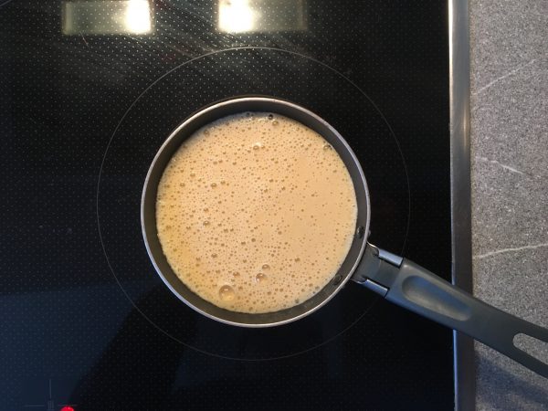 Den Pancake-Teig vorsichtig in die Pfanne geben