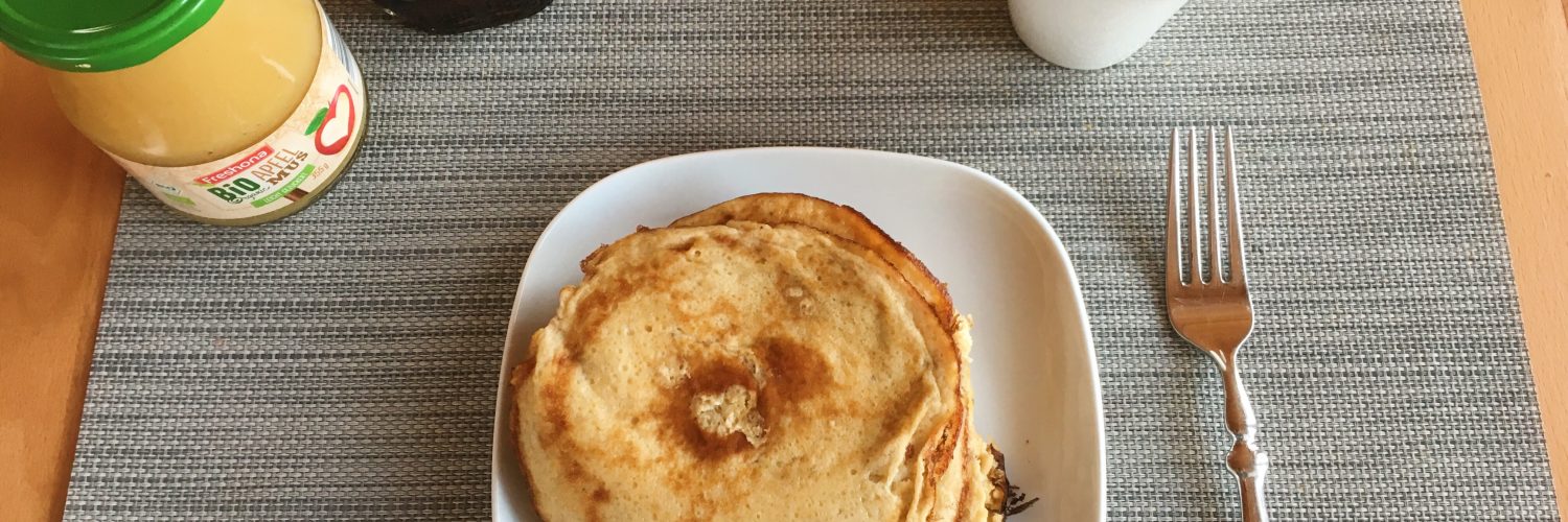 Das Pancake-Frühstück mit den Wunsch-Toppings servieren