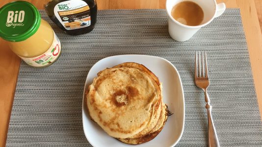 Das Pancake-Frühstück mit den Wunsch-Toppings servieren